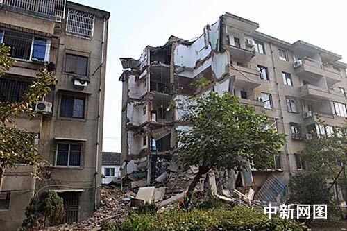 浙江奉化一居民楼倒塌 住户提前转移未有伤亡