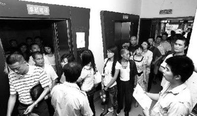 重庆一小区2000住户排队挤电梯_滚动新闻
