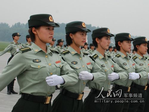 国庆阅兵倒计时--汗水湿透女兵军服