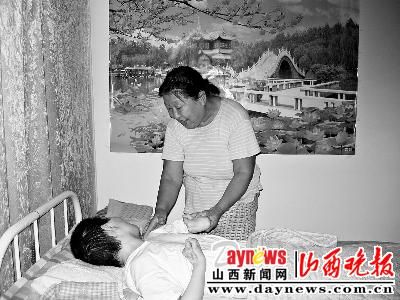 这个特殊家庭六旬老太一肩挑_山西