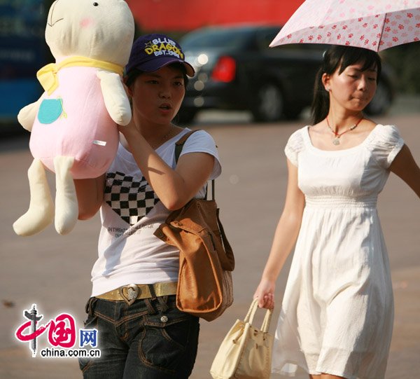 组图:火城重庆高温40.2℃ 中小学生放假