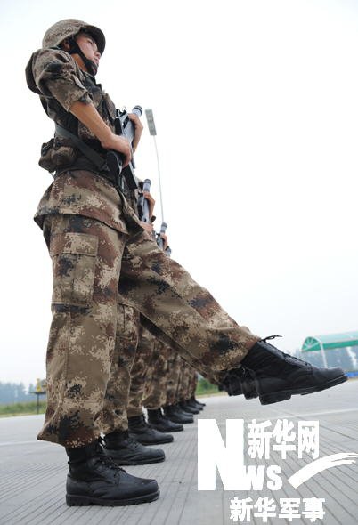 组图:阅兵村特种兵训练间隙不忘练战术动作_军