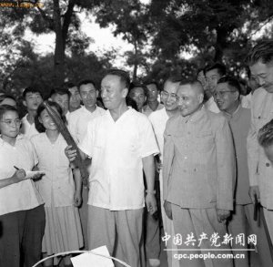 1958年，杨尚昆（中间穿白短袖衫者）陪同邓小平等在北京郊区视察农业社的生产。 中国共产党新闻网