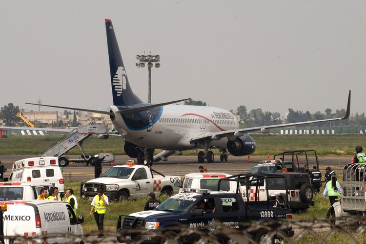 9月9日,在墨西哥首都墨西哥城国际机场,安全人员将劫机嫌疑人逮捕 (图