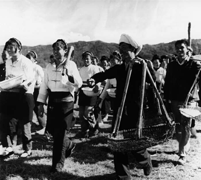 70年代人口_70年代兵团青年人挖渠引水灌溉-沧桑巨变