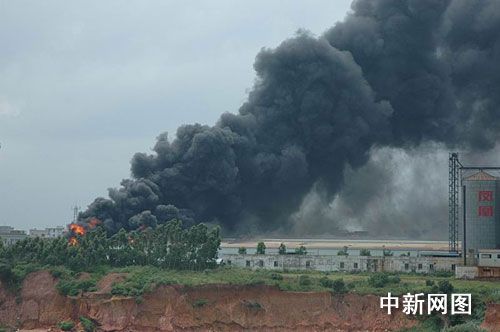 图文:广东一饲料厂发生火灾 火势延续3小时_广
