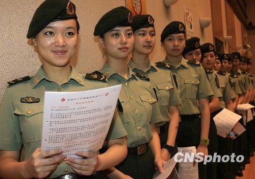驻港部队再度无偿献血漂亮女兵打头阵(组图)_港