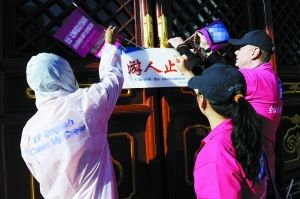 外教上街“清扫”错误英文标识
