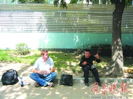 卖艺老汉街头拉二胡 外国观众偶遇成知音(图)