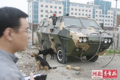 案发后,唐山警方在杨树宽公司院内发现他非法购买的装甲车(资料图片)