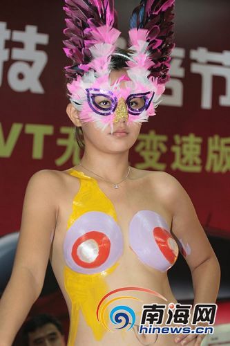 <em>人体</em>彩绘车模惊艳海南汽车展销会(组图)_海南