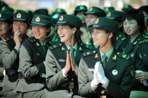 三军女兵方队战士为队友现场演唱鼓掌_新闻_腾讯网