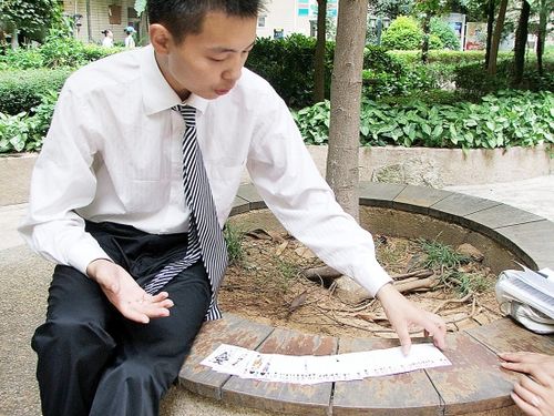 赌王自曝千术骗局 手机烟盒都是工具_社会