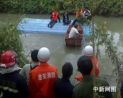 江苏淮安公交车冲入河中 多名乘客落水