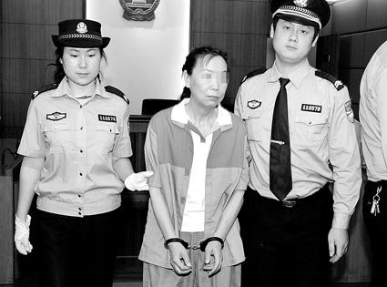 退休女教师陈某出庭受审 摄/通讯员李佳