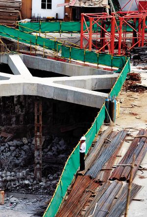 住宅楼发生倾斜沉降 居民家中现20条裂缝