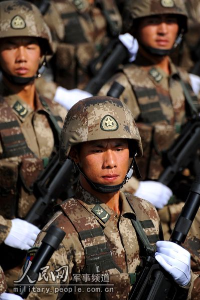 特种兵亮相大阅兵 20年来首揭神秘面纱(组图)