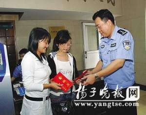 两女大学生不怕报复当场喊抓小偷受警方嘉奖_