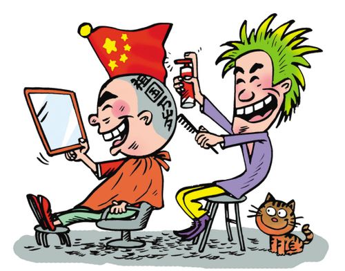 身涂彩绘,发型怪异,穿着国旗短裤,背上分别写着"祖国万岁"四个字,引路