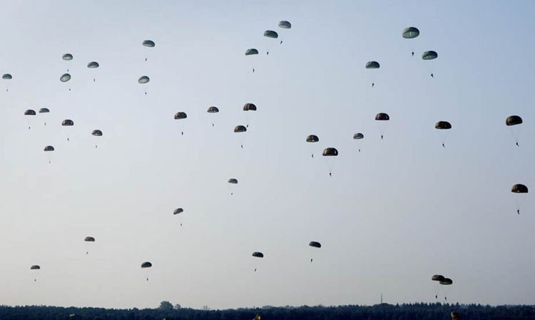 高清:英军伞降纪念二战最大规模空降作战_军事图片_新闻_腾讯网