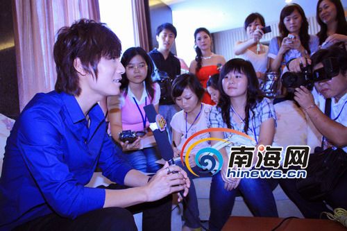 解约风波后陈楚生首回家乡谢父老(组图)