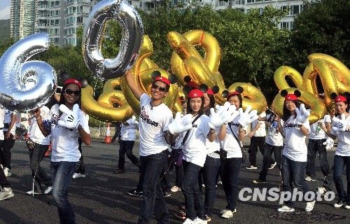 香港多区举办国庆大巡游 数千港人欢庆祖国华诞