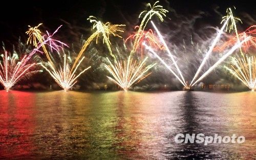 香港多区举办国庆大巡游 数千港人欢庆祖国华诞