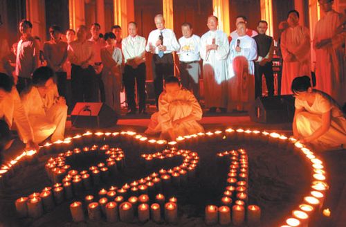 台湾纪念921地震十周年 民众点亮心灯许愿_港