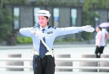 女交警执法半小时微笑敬礼13次被称温柔一刀
