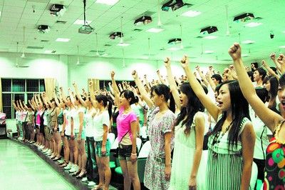 &ldquo;一支竹篙呀,难渡汪洋海，众人划桨哟,开动大帆船&hellip;&hellip;&rdquo;长沙学院的合唱曲目为积极向上、脍炙人口的歌曲《众人划桨开大船》，学生们在进行最后的冲刺排练。肖燕芳摄