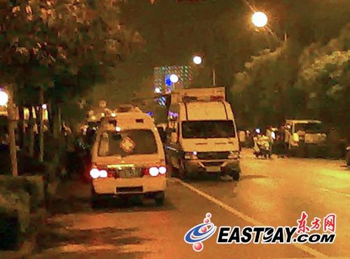 �Ϻ�һ���ӳֵ��ٳ�Ů�� �뾯������8Сʱ