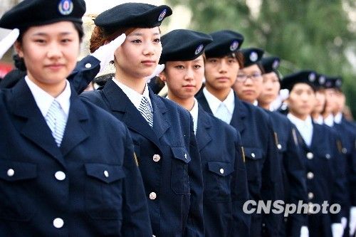 北京美女保安即将服务国庆游行群众安检