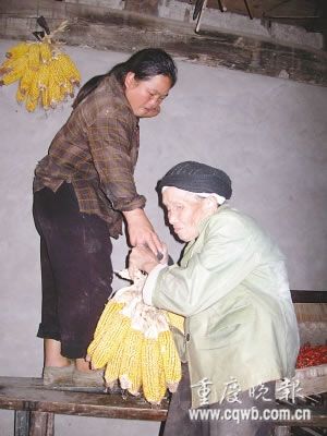 上门女婿在妻子出走后照顾岳父母10余年