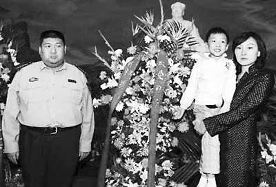 毛新宇39岁晋升少将 网友热议70后将军(图)