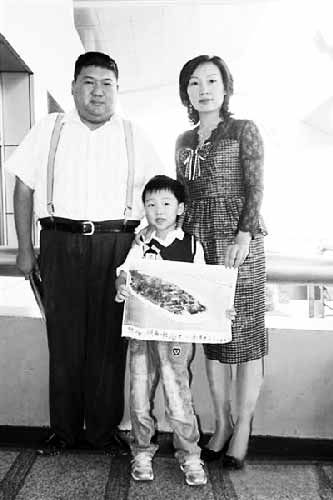 9月12日,毛新宇、夫人刘滨和5岁半的儿子毛东东合影。红网将该图片的图说作过修改,从“大校”改为“少将”。