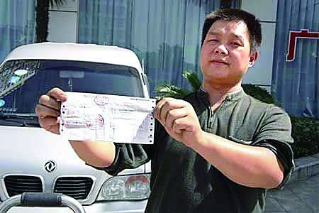 武汉司机疑遭 钓鱼式执法_滚动新闻