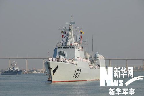 南海舰队驱逐舰支队舰机协同击毁敌潜艇