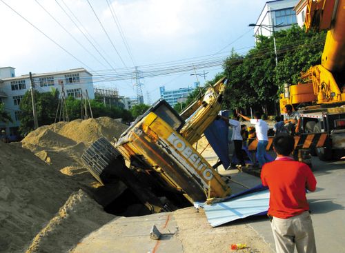 地陷吞下半边挖掘机