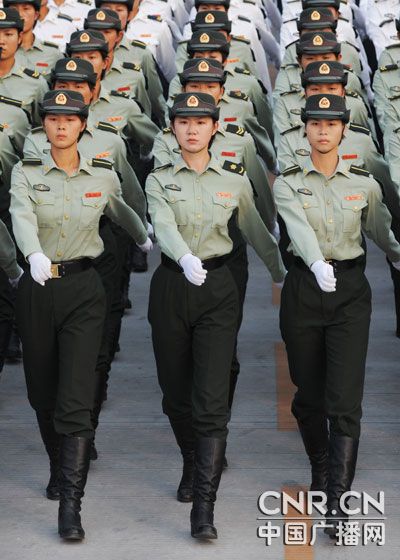 女兵方队“女博士”:踢正步走过天安门(图)_国内图片_新闻_腾讯网