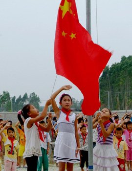 希望女孩钟晓莹戴上红领巾向国旗庄严敬礼