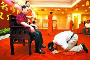 广州7位名老中医按传统收徒 弟子三叩首(图)