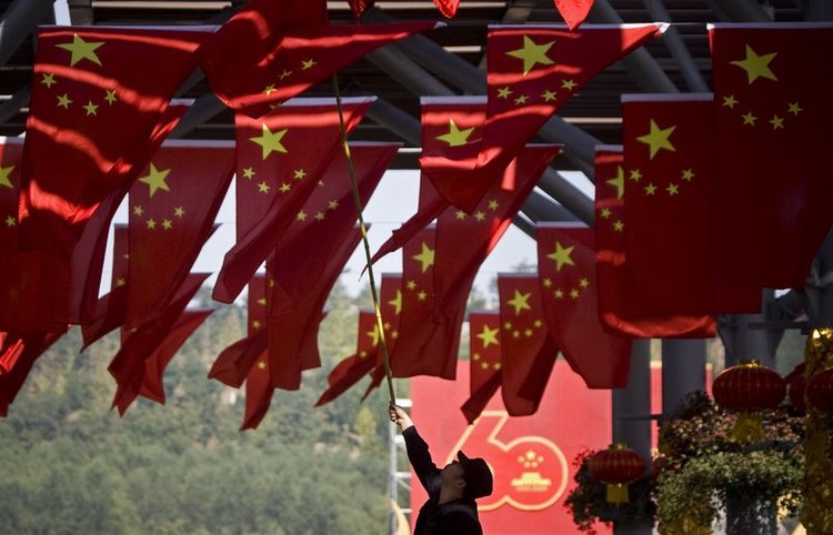 北京一家公园内悬挂着数百面国旗,以此来迎接新中国成立60周年国庆日
