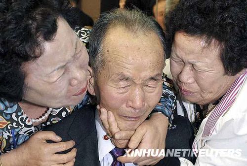 韩国百岁妇女重会亲人_滚动新闻
