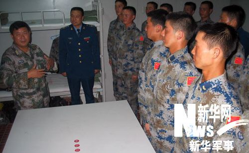 空降兵部队副部队长王永臣亲自到每一个兵舍,为队员打气加油.