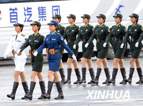 图文:女兵方队在演练_新闻_腾讯网