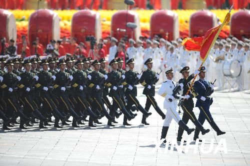 图文：三军仪仗队护卫着军旗通过天安门广场