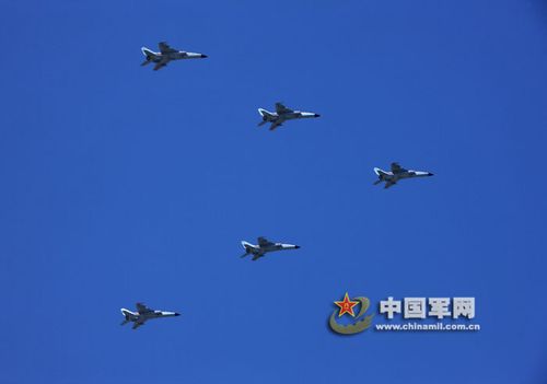 11时14分,歼击轰炸机梯队通过天安门
