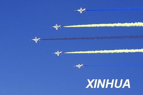 图文:女飞行员驾驶的教练机梯队