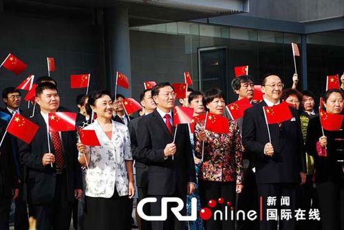 中国驻澳使领馆举行升旗仪式并集体观看阅兵