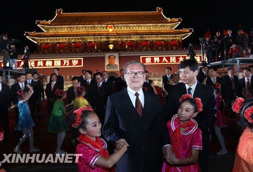胡锦涛等中国领导人在天安门广场与民众共舞